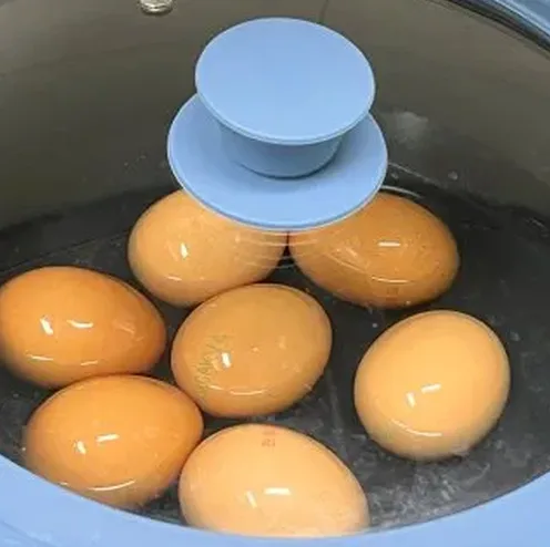 잘 벗겨진 삶은 계란 트레이