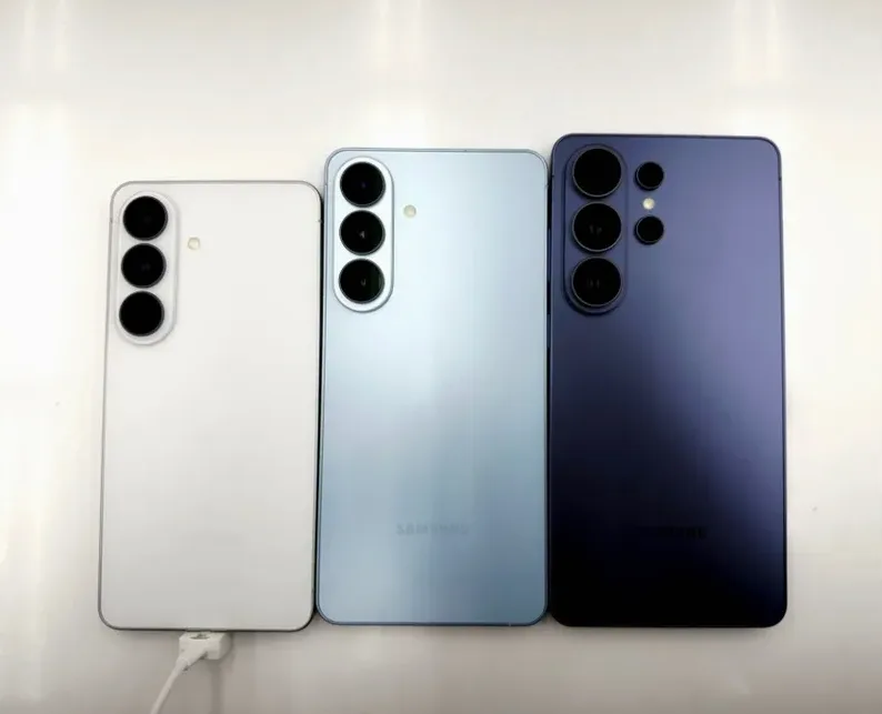 야외에서 대화면 스마트폰 사용하는 장면