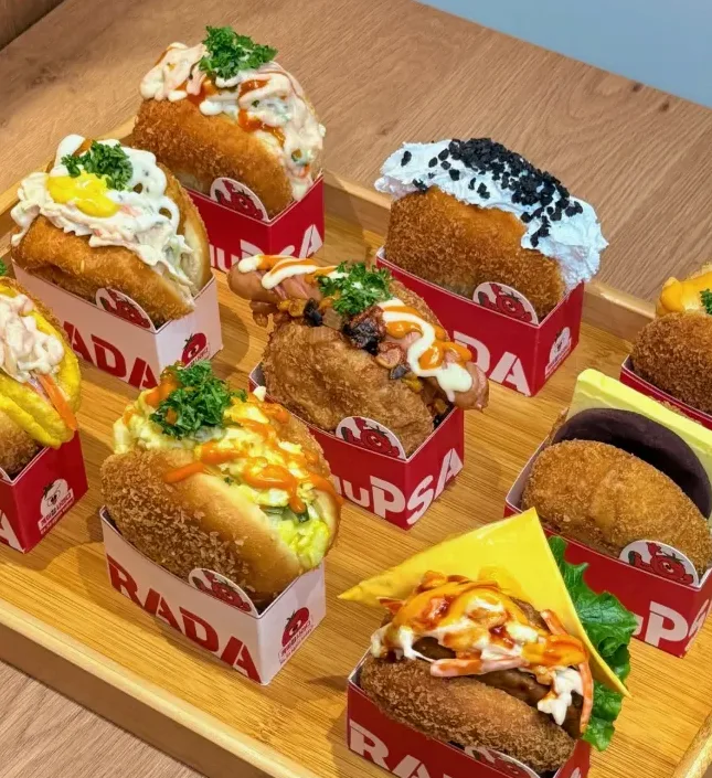 빵집 앞 대기 줄 풍경