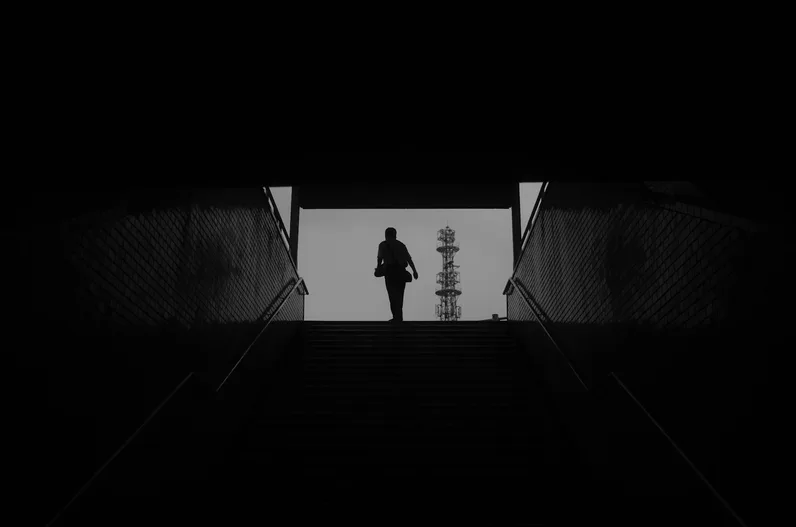 배우 실루엣과 계단 장면