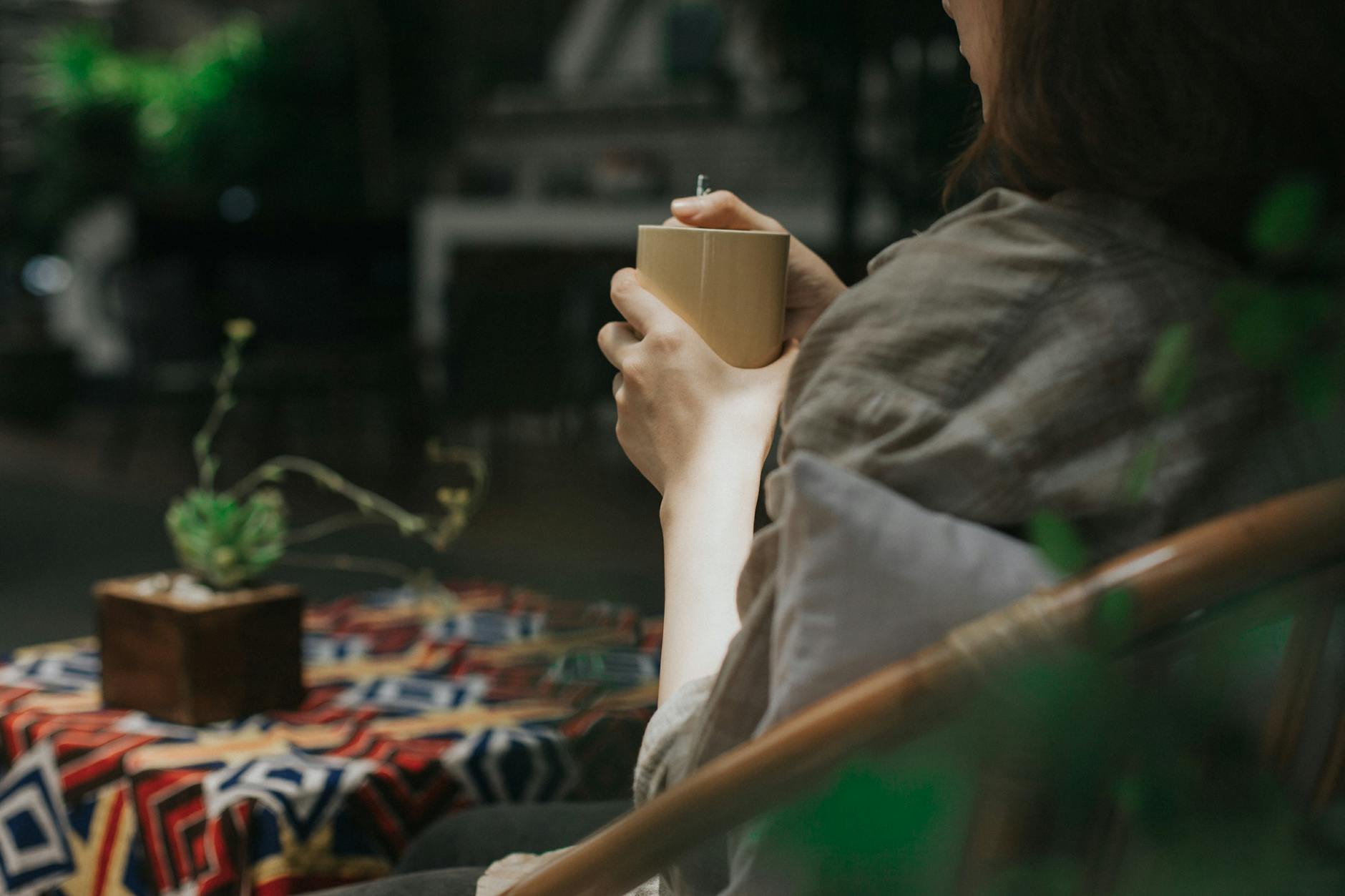 의자 높이 조절하는 사람