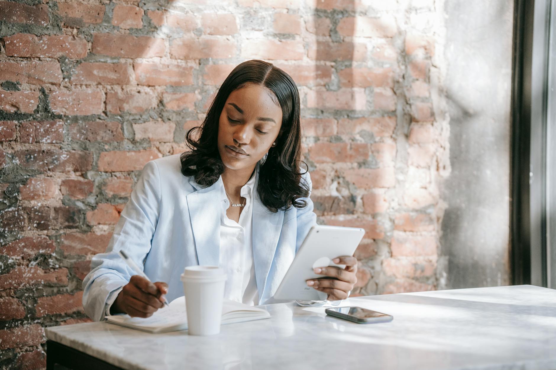 태블릿 비교 중인 사람