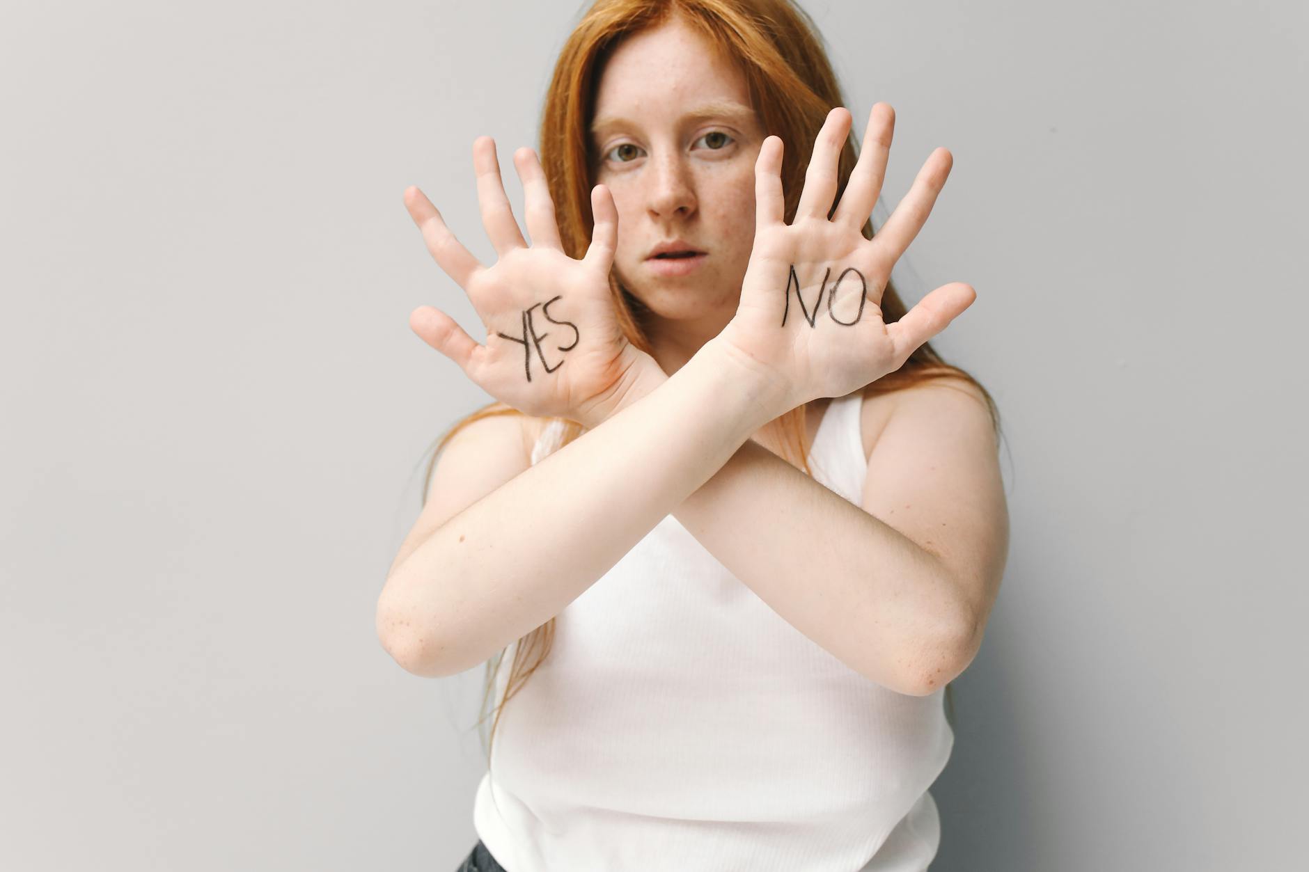 모니터 선택 고민하는 사람