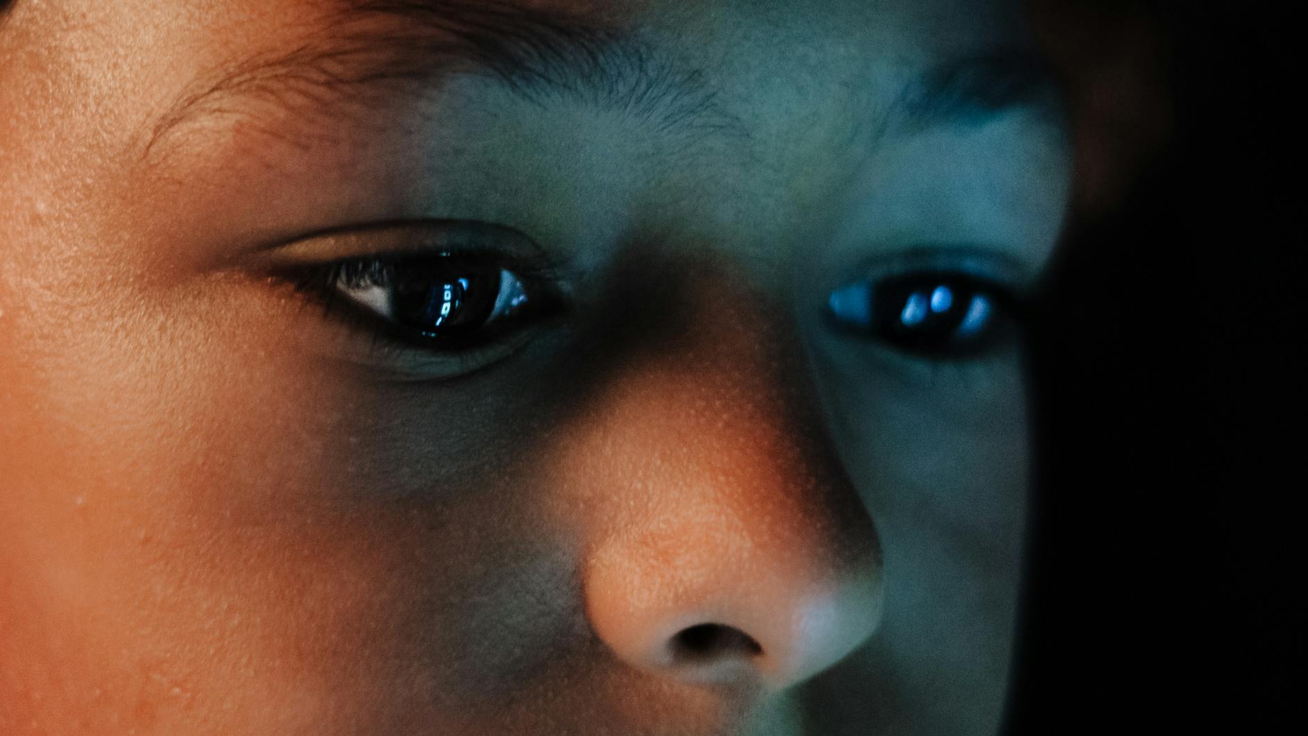 컴퓨터 화면을 보며 혼란스러워하는 사람