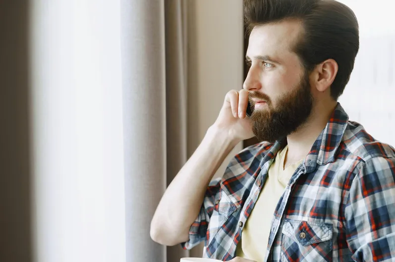 휴대폰으로 노래를 떠올리는 사람