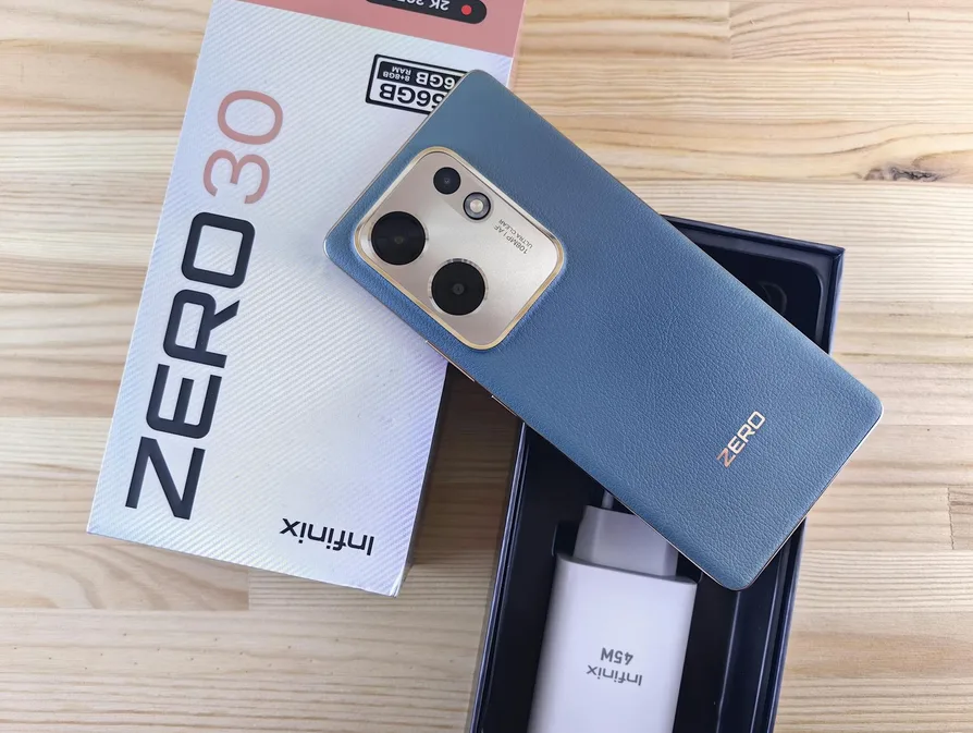 보조 배터리와 소지품 예시