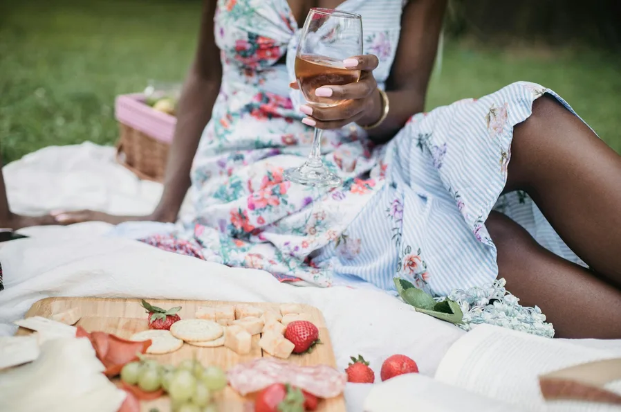 벚꽃 아래 피크닉 장면