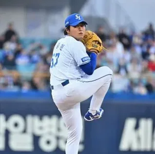 흔들리는 투구 폼의 상징적인 장면