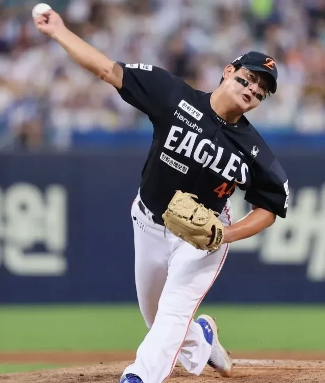 투수 구속이 떨어지는 상황을 보여주는 분석 화면