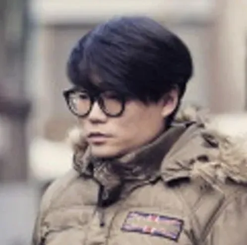 수사 서류와 기록을 연상시키는 장면