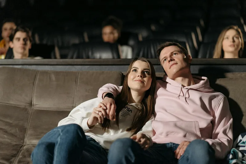 영화 보고 난 뒤 이야기 나누는 친구들