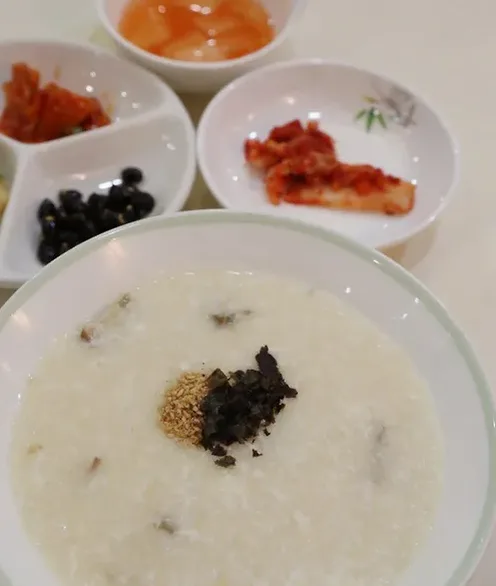 전복죽 끓이는법 찬밥으로 쉽고 진하게 만드는 비법 3 죽에 양념을 넣는 장면
