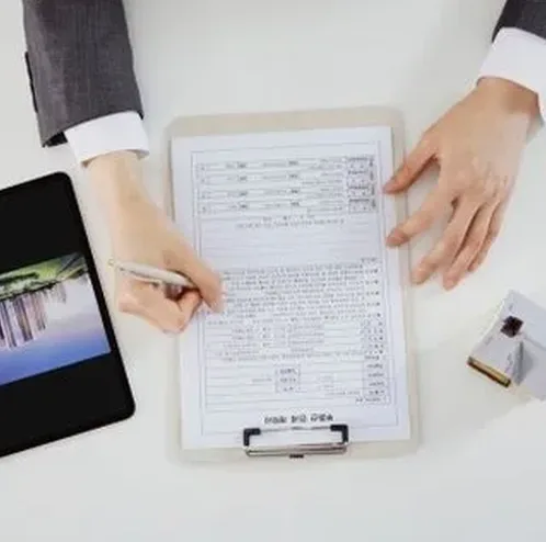 두 매물 비교하는 현장 장면