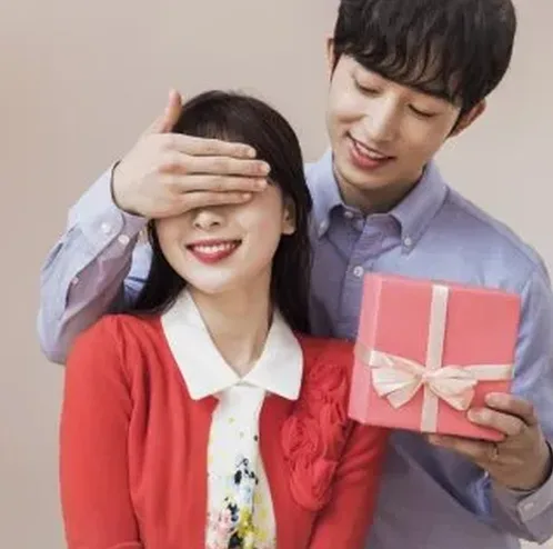 말수 적지만 확실하게 다가오는 연애 분위기