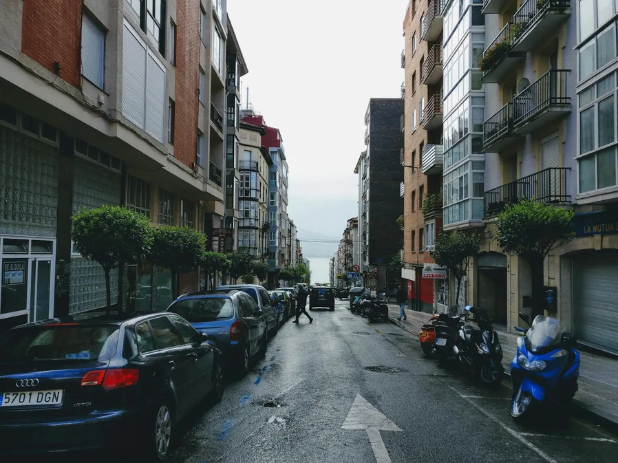 섬의 비 오는 거리 풍경