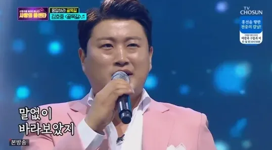 비 내리는 창가에서 음악을 듣는 분위기