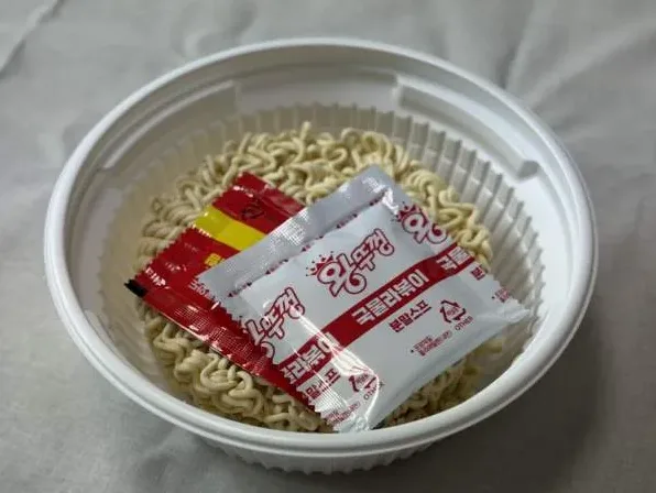 다양한 토핑 재료가 준비된 모습