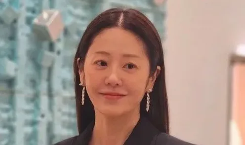 레드카펫 패션 평가 장면