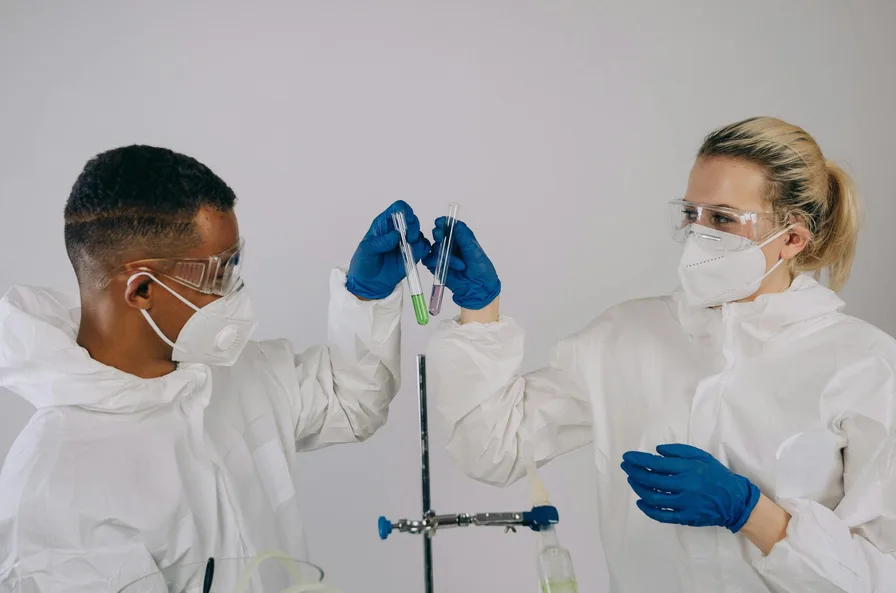 삼천당제약 주가 왜 하락했나 핵심 이슈 5가지 2 연구소 연구원들이 일하는 모습