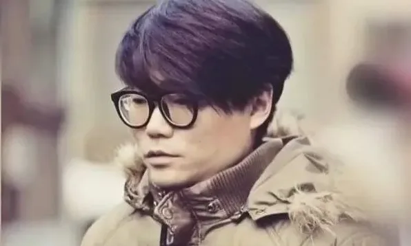 밤 시간대 식당 내부 감시카메라 장면