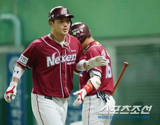 음식점 메뉴판과 가격표 분위기