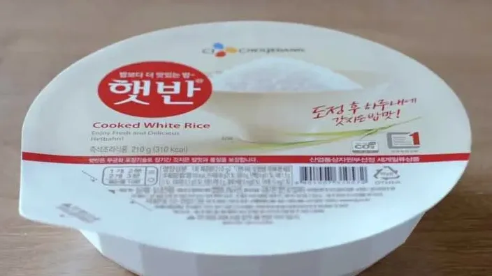 집밥과 즉석밥이 놓인 식탁