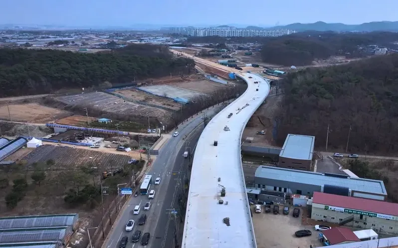 새 도로 안내표지판을 확인하는 모습