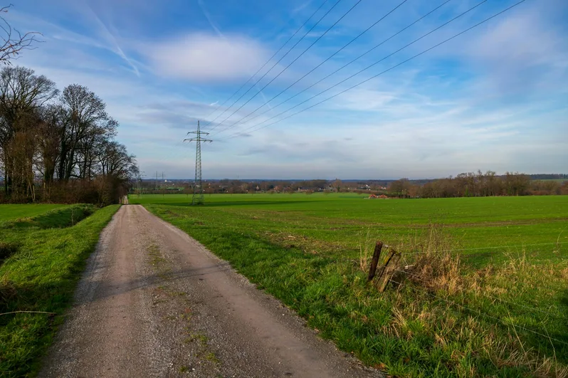 시골길 내비게이션과 저수지 접근 도로