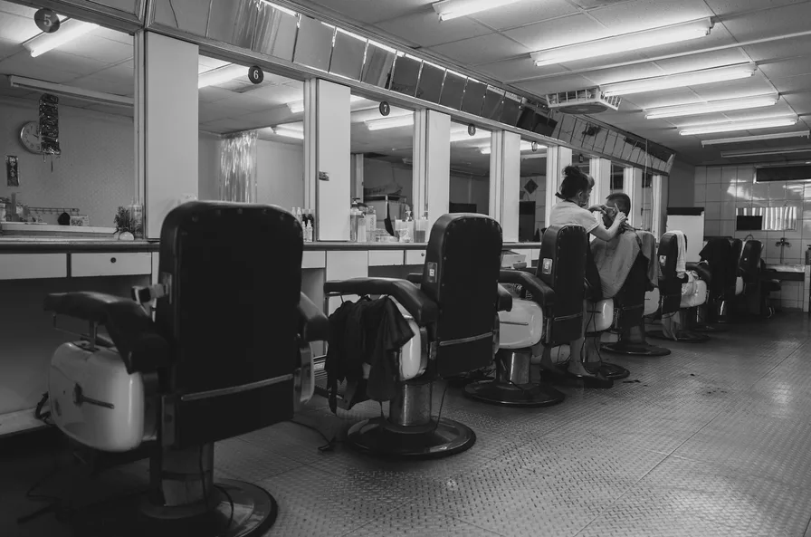 화사 단발 스타일 근황: 숏보브부터 픽시컷까지 9 살롱 거울 앞 스타일링