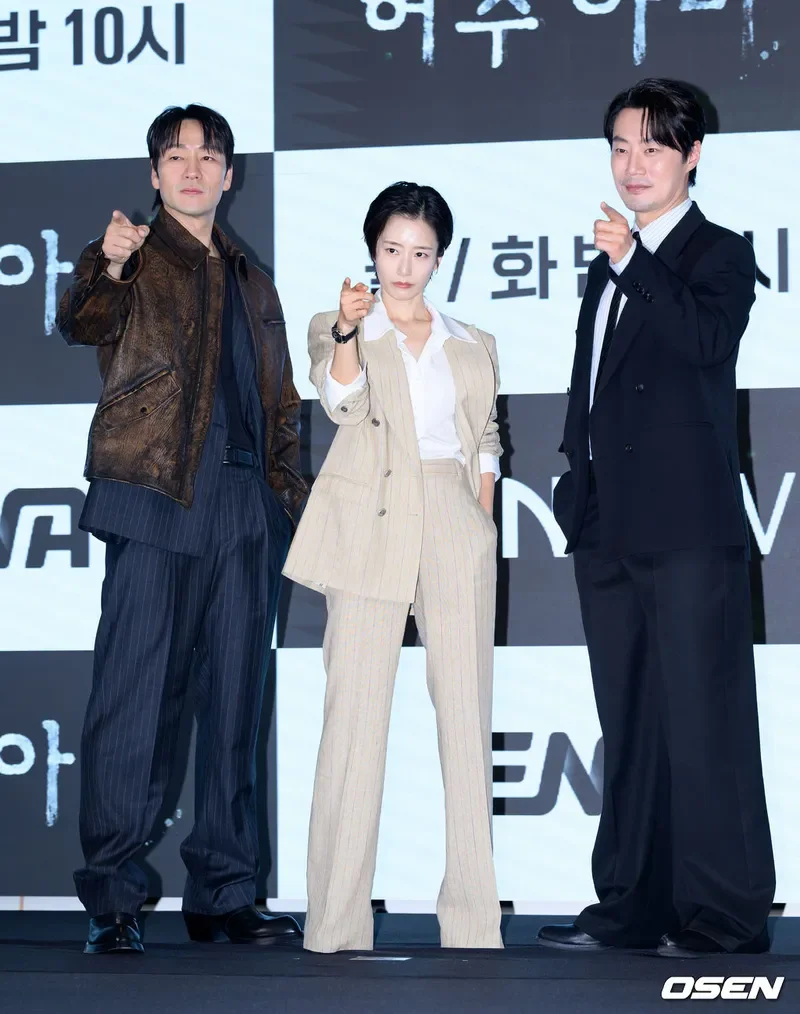 어두운 복도 속 수사극 분위기