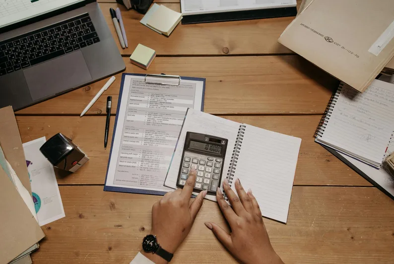 장학금으로 등록금 예산을 계산하는 장면