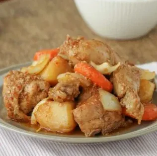 양념 맛을 조절하는 숟가락과 냄비