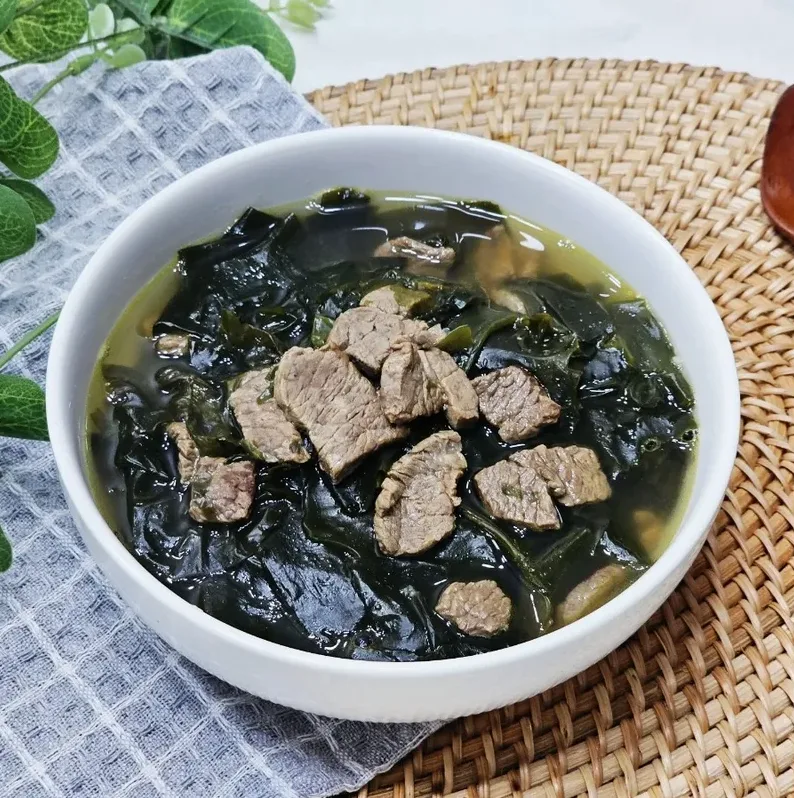 냄비에서 미역과 고기를 볶는 장면