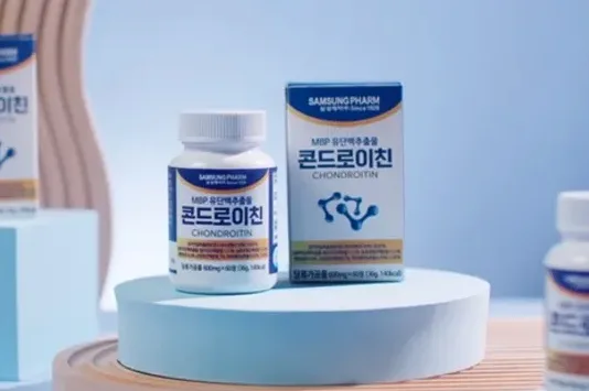 뼈엔엠비피MBP 효능과 섭취 전 꼭 알아야 할 점 정리 3 야외에서 걷는 중년 여성
