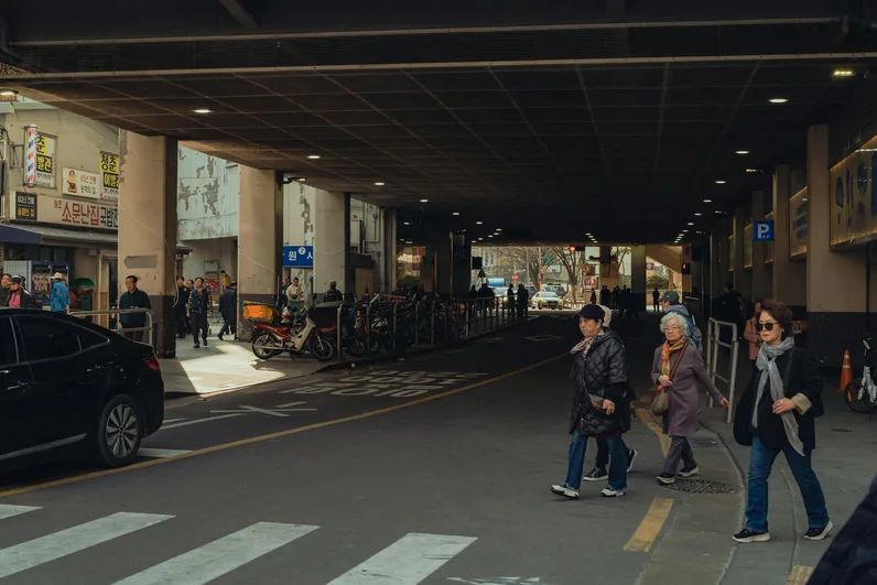 서울 지하철 환승 승강장 모습