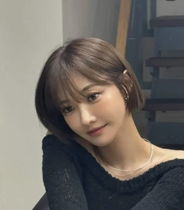 볼륨감 있게 말린 단발 스타일