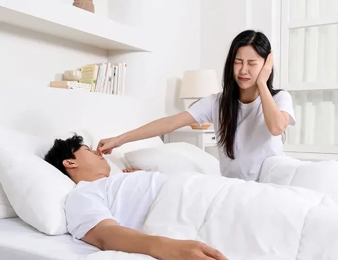 옆으로 누워 자는 수면 자세