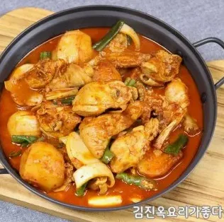 중약불에서 끓고 있는 닭볶음탕 냄비