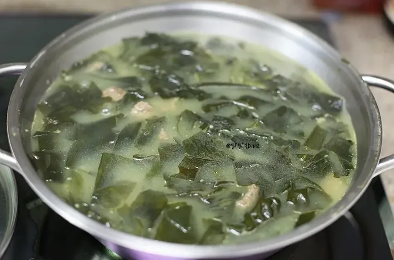 약불로 끓이는 국물 요리 예시