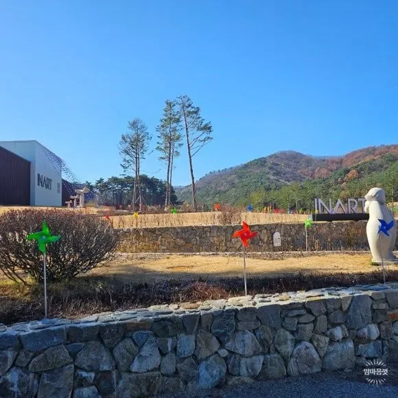 실내 미술 설치작품과 조명