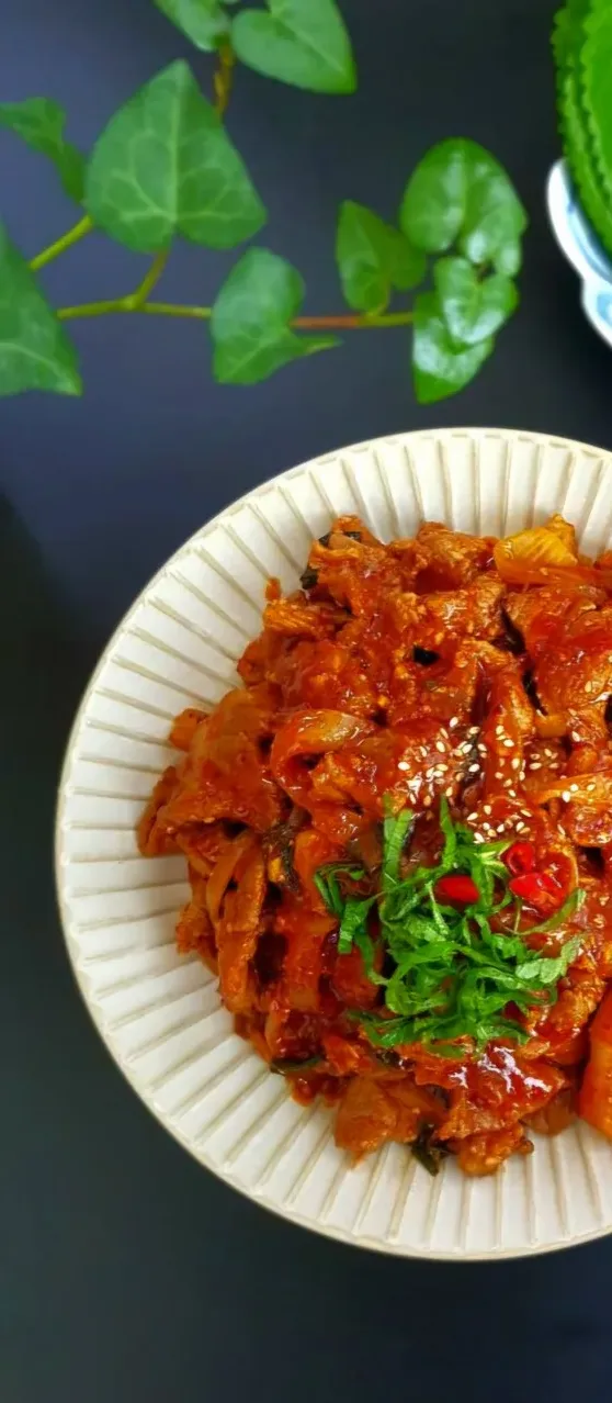 얇게 썬 앞다리살 고기