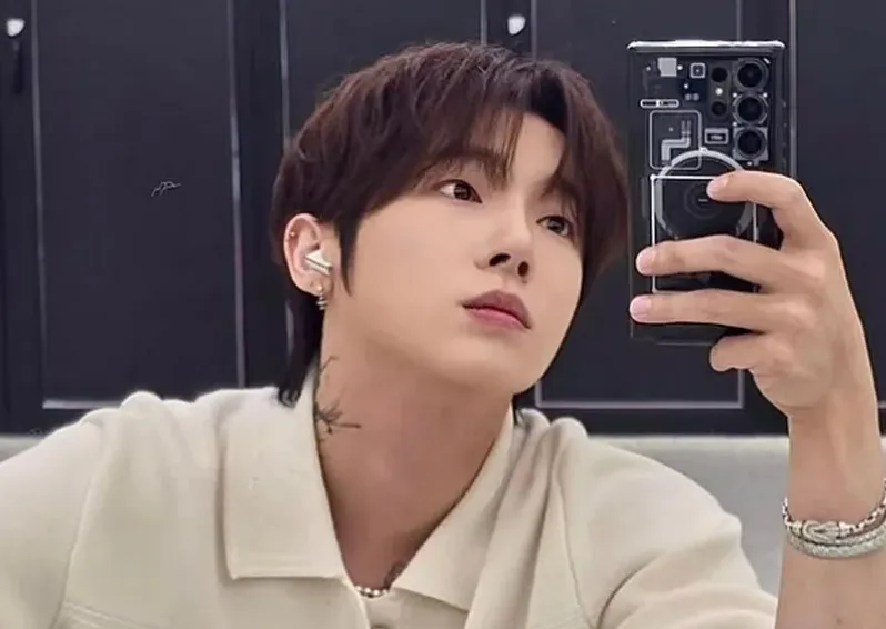 휴대폰으로 이슈를 보는 장면