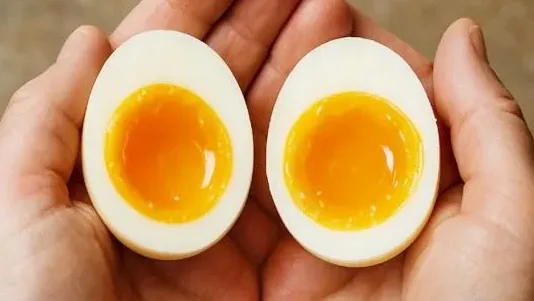 반으로 자른 촉촉한 반숙 계란