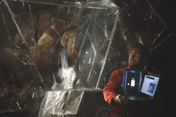 우주정거장 내부와 고립된 생존 공간