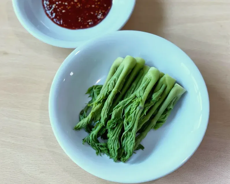 데친 두릅을 간단히 무친 봄나물 반찬
