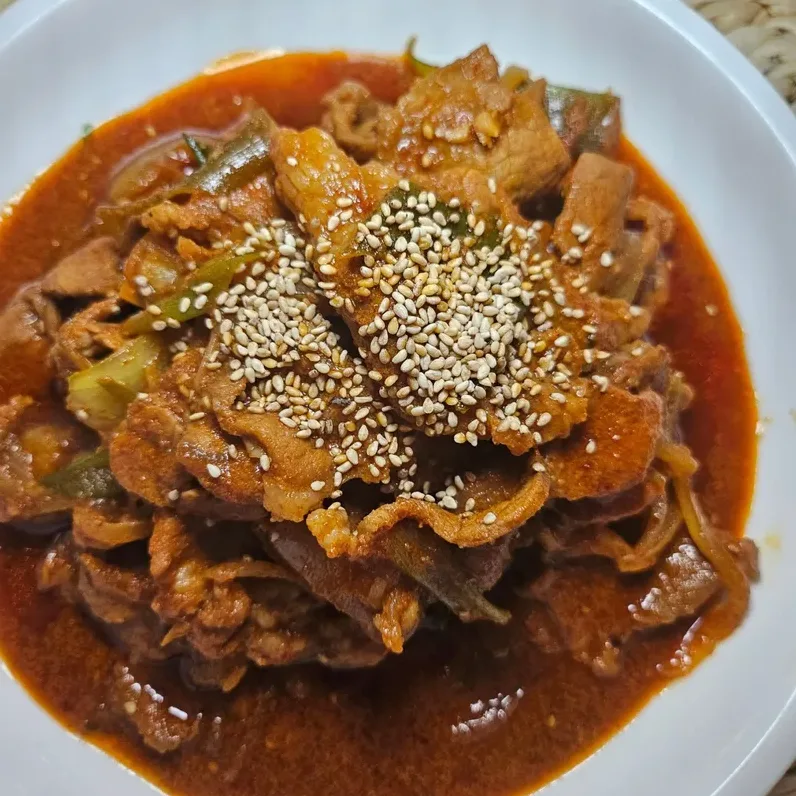 팬에서 고기를 빠르게 볶는 장면