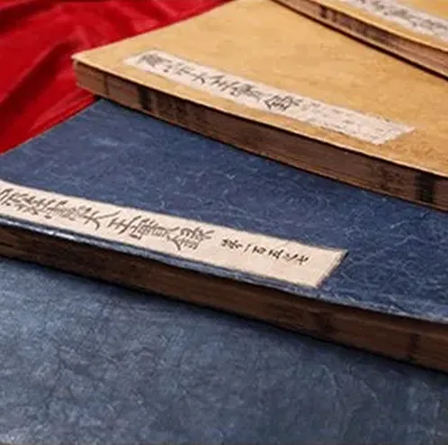 역사 암기 카드와 책상 이미지