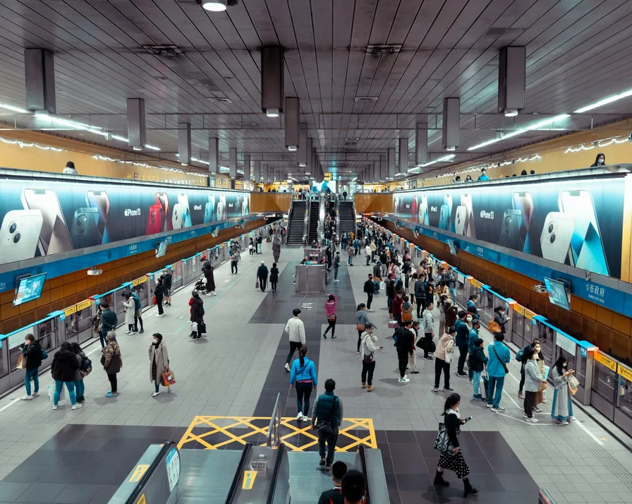 지하철 출구 에스컬레이터