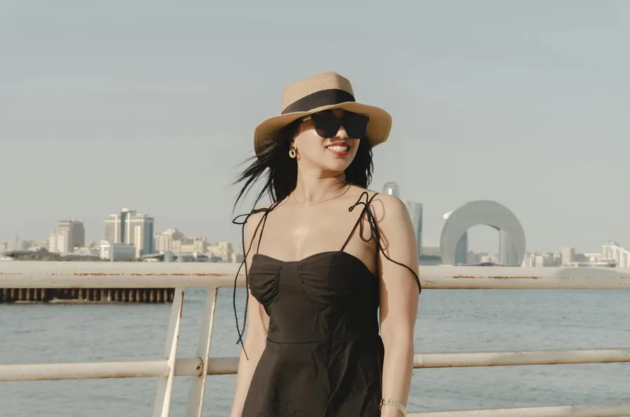 여름 원피스와 블랙백