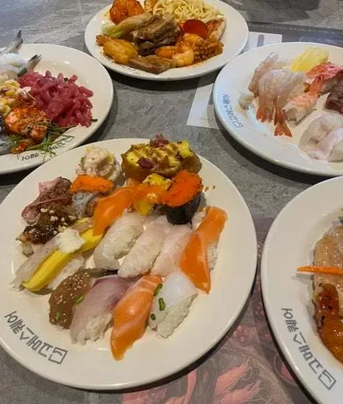 초밥과 회가 놓인 뷔페 메뉴 예시